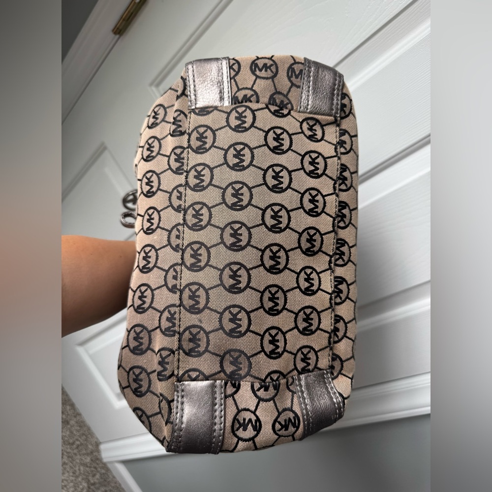 Michael Kors monogrammed shoulder hobo bag - Picture 4 of 12
